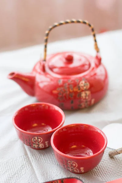 Dekoratif çaydanlık ve bardak masanın üzerine — Stok fotoğraf