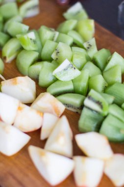 elma ve kivi meyve dilimleri şeklinde dilimlenmiş meyve