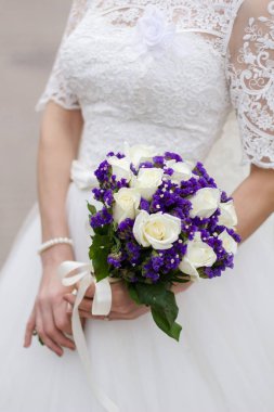 Rustik buket düğün tutan bir beyaz sabahlığı içinde gelin. Gelin boudoir.