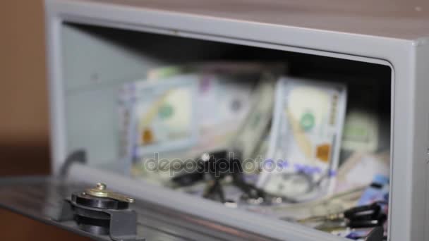 Cassetta di sicurezza in contanti. Piccolo caveau residenziale con mucchio di denaro contante . — Video Stock