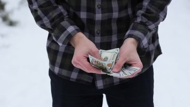 Ένας πλούσιος άντρας μετράει χρήματα — Αρχείο Βίντεο