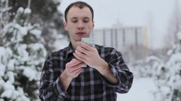 Ein Mann mit Dolor-Scheinen in der Hand — Stockvideo