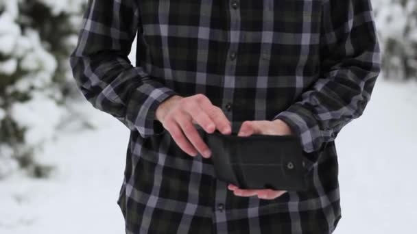 Сумний чоловік дивиться на свій гаманець з грошовими доларовими банкнотами, що вилітають — стокове відео