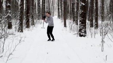 adam bir sabitleyici ve bir Dslr fotoğraf makinesi ile video çekimleri