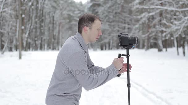 Cara filma vídeo com um estabilizador e uma câmera DSLR — Vídeo de Stock