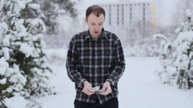 Üzgün adam dışarı uçup para Doları banknot ile cüzdanını arıyorsunuz