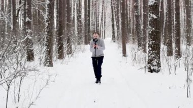 adam bir sabitleyici ve bir Dslr fotoğraf makinesi ile video çekimleri