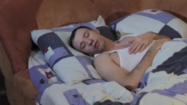 genç adam yatakta uyuyor