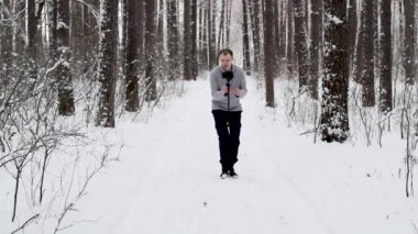 adam bir sabitleyici ve bir Dslr fotoğraf makinesi ile video çekimleri