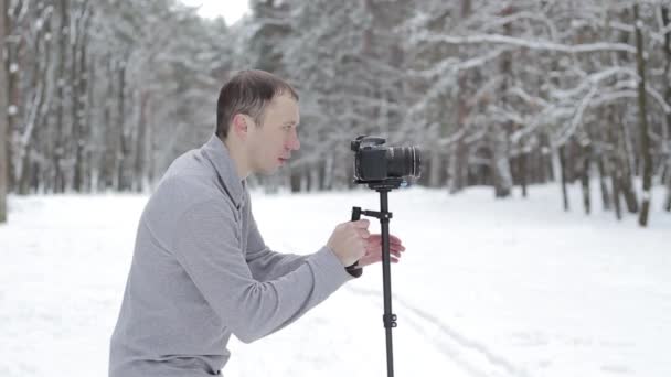 Adam bir sabitleyici ve bir Dslr fotoğraf makinesi ile video çekimleri — Stok video