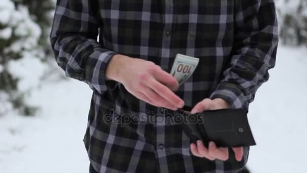 El tipo toma dinero de su billetera — Vídeo de stock
