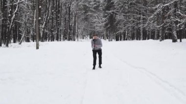 adam bir sabitleyici ve bir Dslr fotoğraf makinesi ile video çekimleri