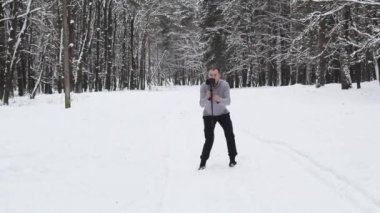 adam bir sabitleyici ve bir Dslr fotoğraf makinesi ile video çekimleri