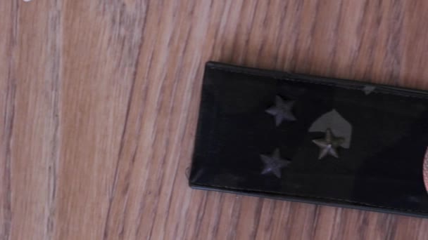 Military shoulder straps of the senior lieutenant — Stock Video