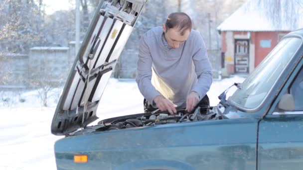 Man maakt een inspectie van de auto voor zijn efficiëntie — Stockvideo