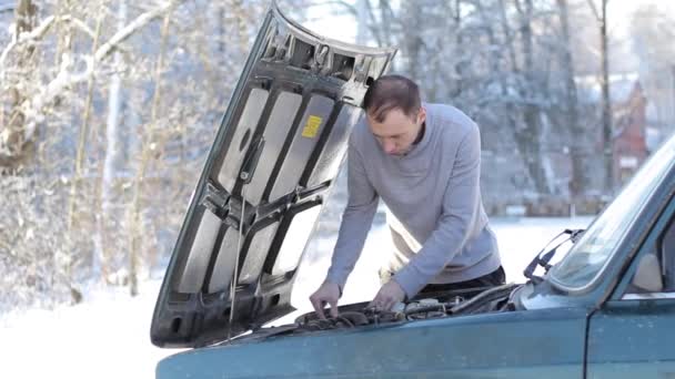 De man is het repareren van de auto — Stockvideo