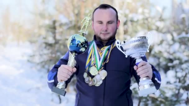 Homem barbudo com medalhas e copos no futebol — Vídeo de Stock