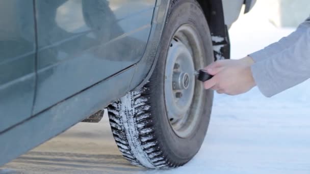 Le gars vérifie la pression des pneus dans la roue — Video