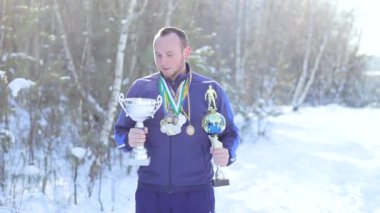 Madalya ve kupaları tarihinde futbol sakallı adam