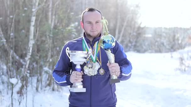 Cara com copos e medalhas — Vídeo de Stock