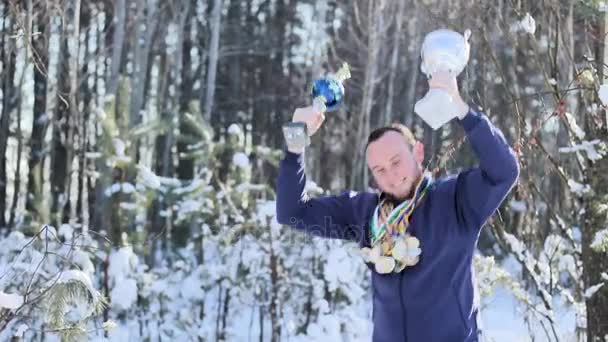 Joven deportista chico se regocija con copas y medallas — Vídeos de Stock