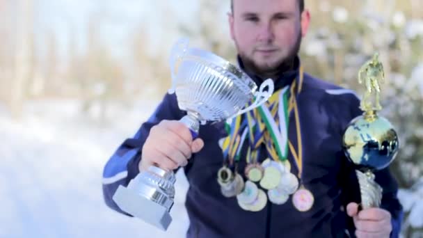 Tipo barbudo con medallas y copas en el fútbol — Vídeo de stock