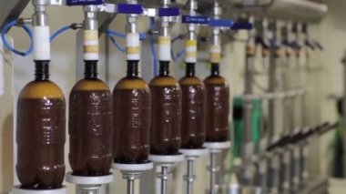 bira bira şişesi dökülür