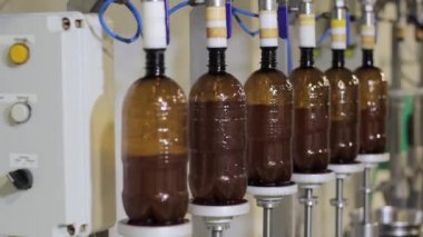 bira bira şişesi dökülür