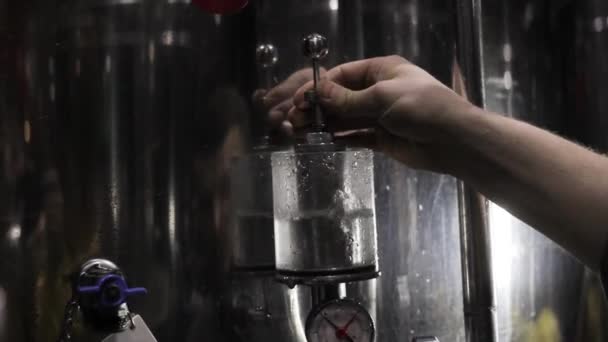 Making beer in the beer factory. Checking the pressure, boiling with water — Stock Video