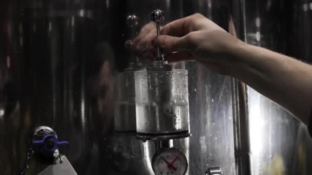 Fare birra nella fabbrica di birra. Controllare la pressione, bollire con acqua — Video Stock