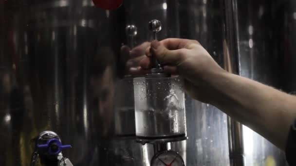 Fare birra nella fabbrica di birra. Controllare la pressione, bollire con acqua — Video Stock