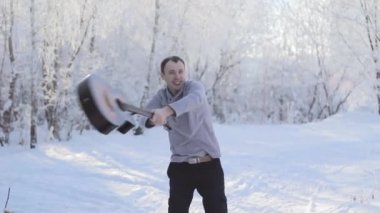 neşeli adam gitar katlanmış ve onu yere atıyor