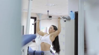 Kız onun ağırlık bir pense ile yükselterek spor salonunda