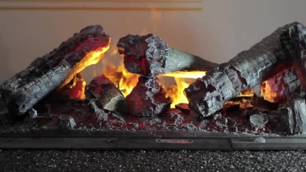 Brûler chaud au four à bois rouge avec flamme de feu . — Video