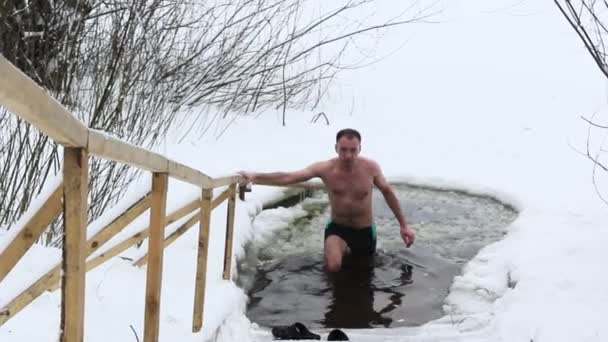 Le gars est plongé dans l'eau glacée — Video