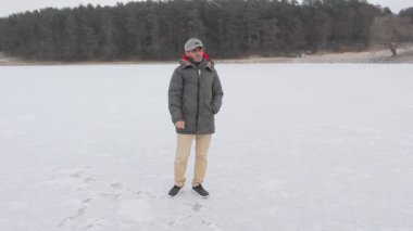 adam Dubai DXB yakınındaki ormana buz yürür ve der ki