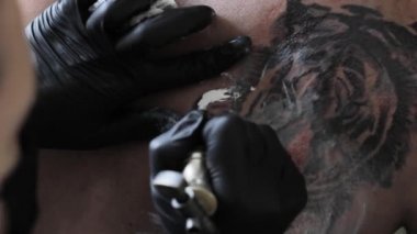 Usta bir dövme katalizatörler