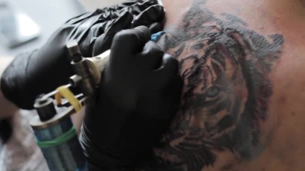 Meester stopt een tatoeage — Stockvideo