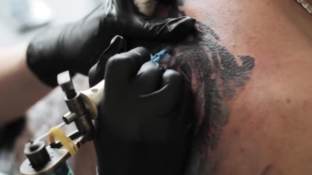 Master tatuerade en tiger i kabinen — Stockvideo