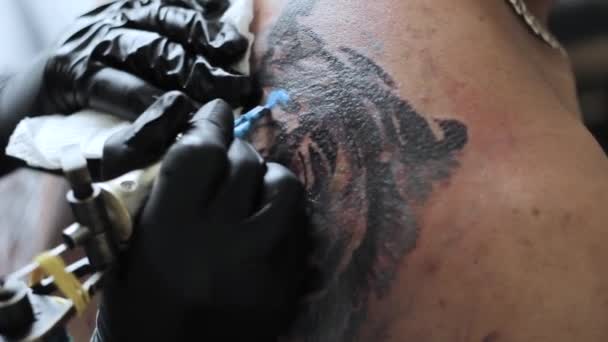 Meester stopt een tatoeage — Stockvideo