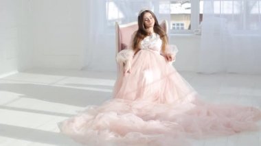 lüks pembe elbiseli hamile kız