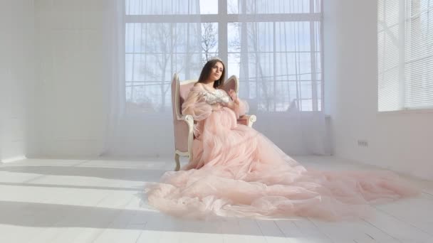 Fille enceinte dans une robe rose luxueuse — Video