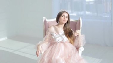 lüks pembe elbiseli hamile kız