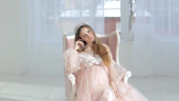 Belle jeune fille enceinte en robe longue rose — Video