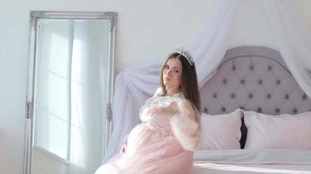 Fille enceinte en robe rose — Video