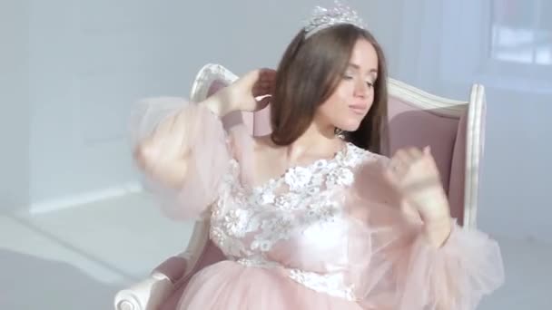 Schwangere Mädchen in einem luxuriösen rosa Kleid — Stockvideo