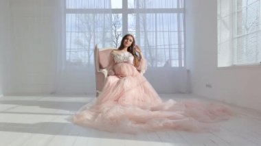 pembe uzun elbiseli güzel genç hamile kız