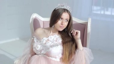 lüks pembe elbiseli hamile kız