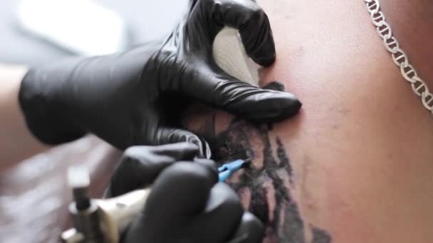 Master stoppar en tatuering — Stockvideo