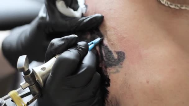 Master φιμα ένα τατουάζ — Αρχείο Βίντεο